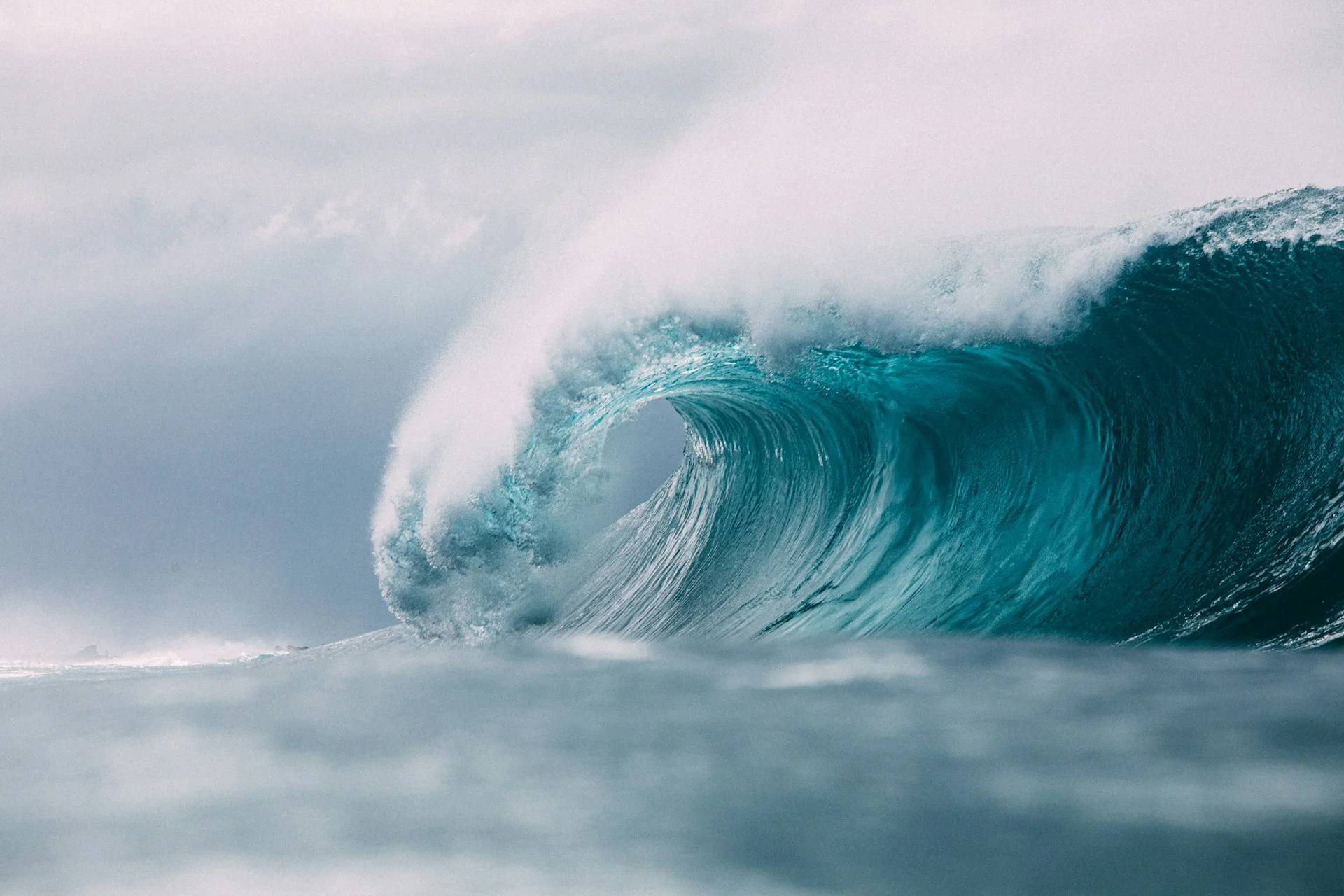 photo - a beautiful rolling wave in hawaii, break point surf basics 